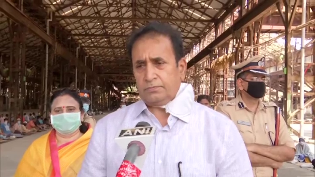 ANI's tweet photo. Tomorrow is 1st April, the April Fool's Day. In the current situation, I appeal to everyone to not spread rumours &amp; misinformation. Strict action will be taken against those who indulge in rumour-mongering: Anil Deshmukh, Maharashtra Home Minister #CoronaLockdown #COVID19 https://t.co/voE80t0clv