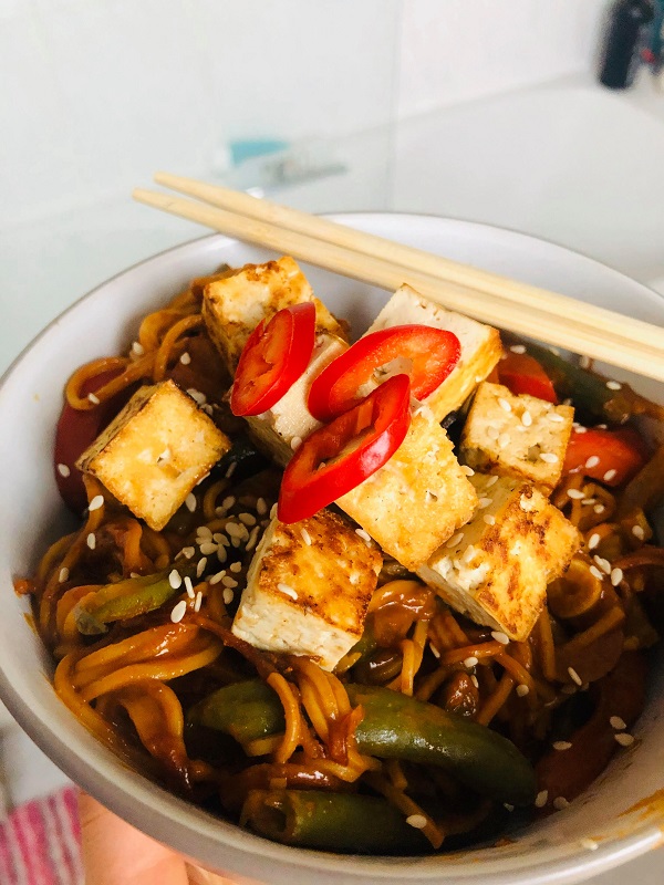 Vegevegablog's tweet photo. One-Pot Noodle Tofu &amp; Peanut Veg Bowl, that's ready in 20 minutes! Brown Rice Noodles, Veggies, Peanut or Almond Butter, spices, flavors, boil and done. Easy Quick Weeknight Dinner Recipe.  #healthy #noodles #Peanutdressing #spices #tofu #vegan #yummy https://t.co/iu702Ah7Ee https://t.co/n8m1GHtGlI