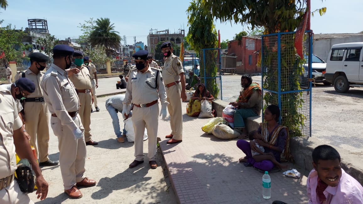 PoliceKatihar's tweet photo. थानाध्यक्ष नगर एवं पुलिस उपाधीक्षक यातायात कटिहार, अन्य पुलिसकर्मियों के द्वारा करीब २०० गरीब बेसहारा लोगो को खाना खिलाया गया. https://t.co/iyPrOQgmBC
