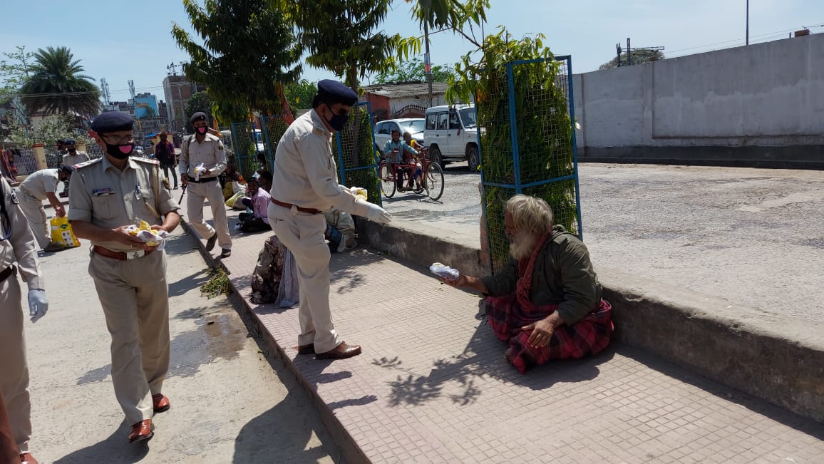 PoliceKatihar's tweet photo. थानाध्यक्ष नगर एवं पुलिस उपाधीक्षक यातायात कटिहार, अन्य पुलिसकर्मियों के द्वारा करीब २०० गरीब बेसहारा लोगो को खाना खिलाया गया. https://t.co/iyPrOQgmBC