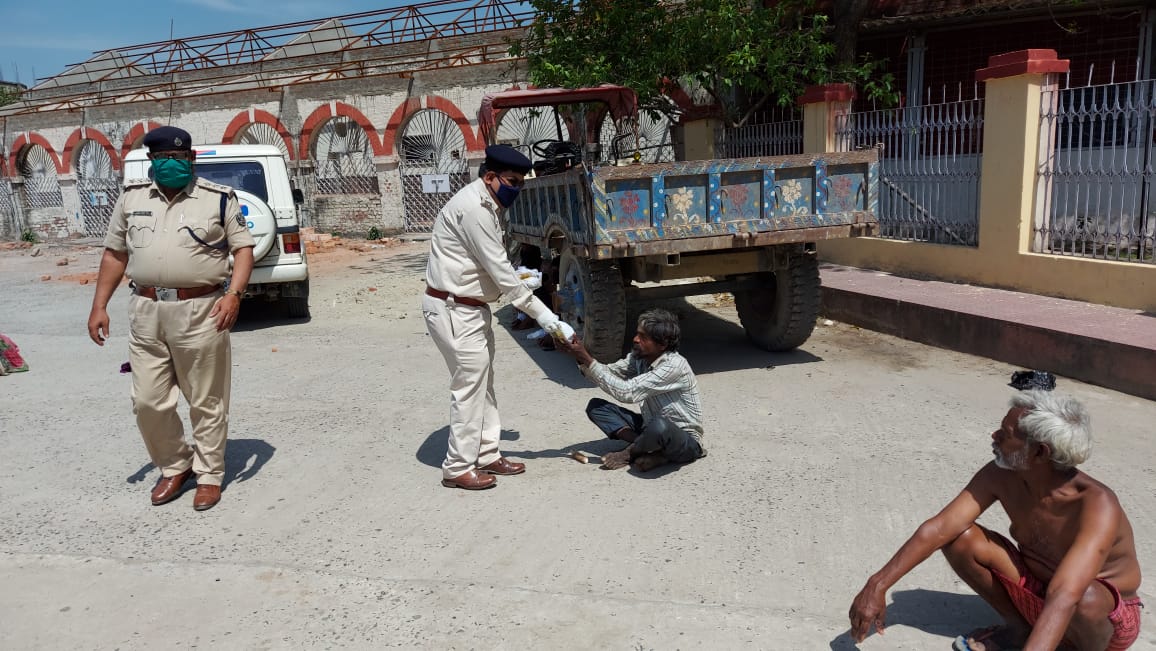 PoliceKatihar's tweet photo. थानाध्यक्ष नगर एवं पुलिस उपाधीक्षक यातायात कटिहार, अन्य पुलिसकर्मियों के द्वारा करीब २०० गरीब बेसहारा लोगो को खाना खिलाया गया. https://t.co/iyPrOQgmBC