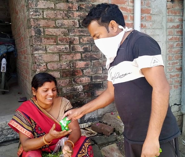 suryafnd's tweet photo. #COVID19 के संक्रमण से बचाव के लिए सूर्या आदर्श गाँव कादीपुर, #वाराणसी, उत्तरप्रदेश में संस्था के #Self_help_groups एवं सिलाई केंद्रो के माध्यम से गाँव में मास्क एवं हैण्ड वाश (साबुन) वितरण का कार्य किया जा रहा हैं।
 
#StayHomeSaveLives
#Coronavirustruth https://t.co/5j80gdS6vb