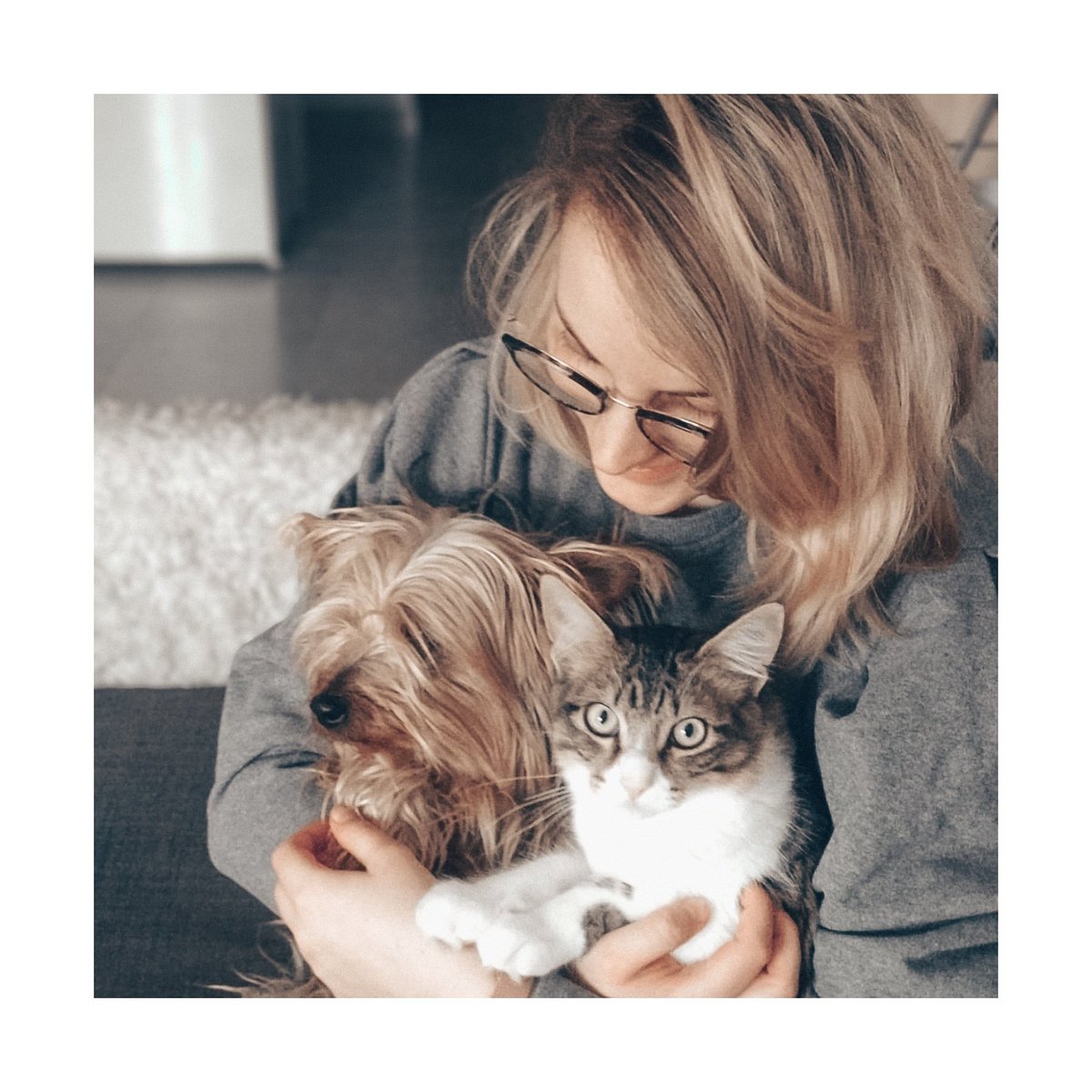 CarbonellNeus's tweet photo. Para mí son mis hijitos 💚 Nos gusta mucho quejarnos, pero la cuarentena ha traído cosas buenas también.
.
Poder pasar más tiempo con la familia ⭐ Ellos son nuestra familia @angelsnowww 💟🥰🐶😺👫 https://t.co/TOs4TyRSwD