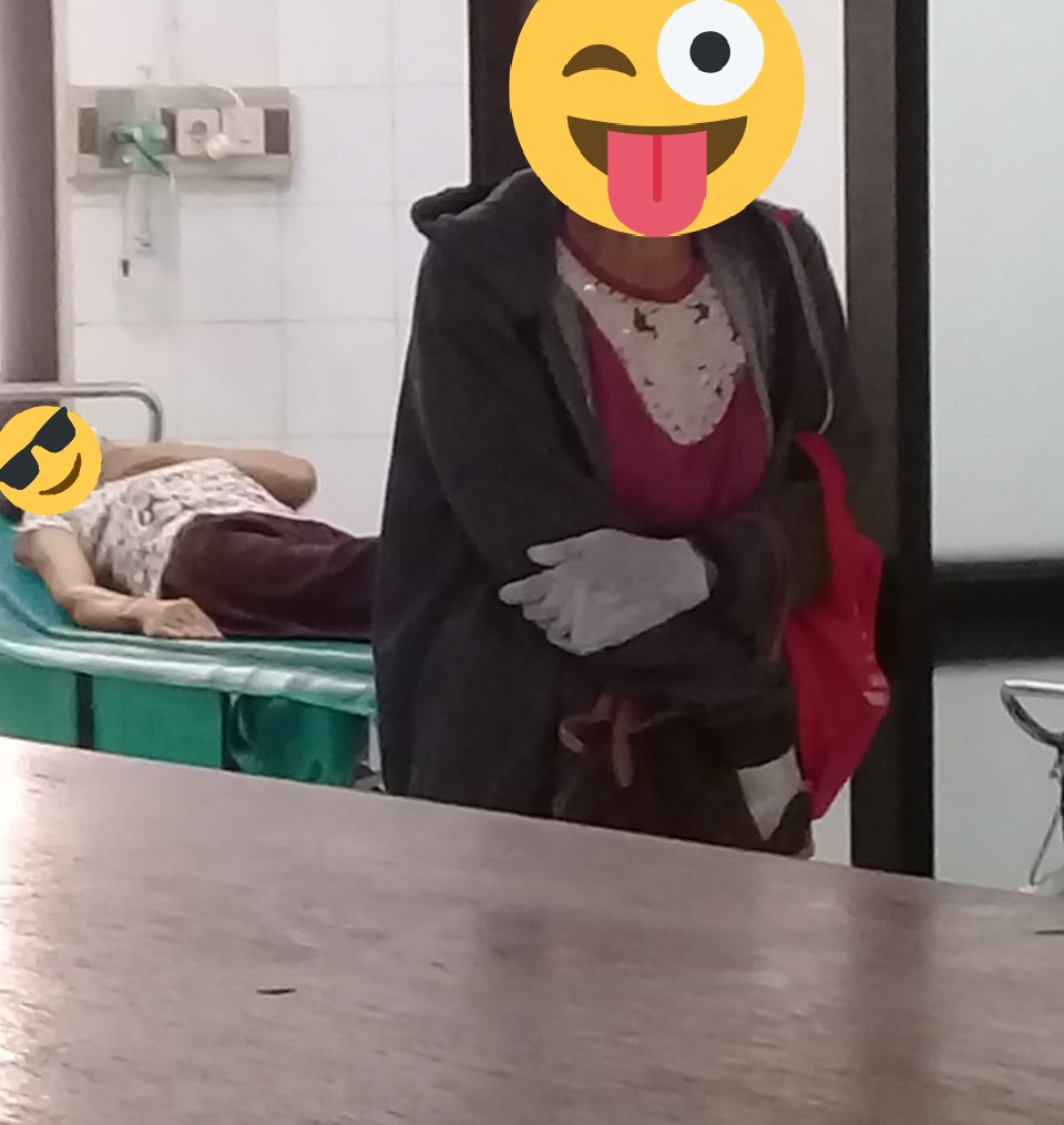 blogdokter's tweet photo. Jaman now, pasiennya pake handschoen, dokternya malah tidak.  🤔 https://t.co/gJKfbobB0S