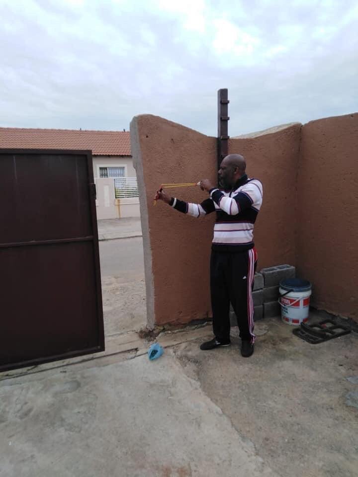 AdvoBarryRoux's tweet photo. Ntate Innocent Mayoyo must be sent to Suburbs to make sure that people remain in their yards.. O Sebedisa "KETI" to keep them in their yards. https://t.co/Bg8URVi8wC