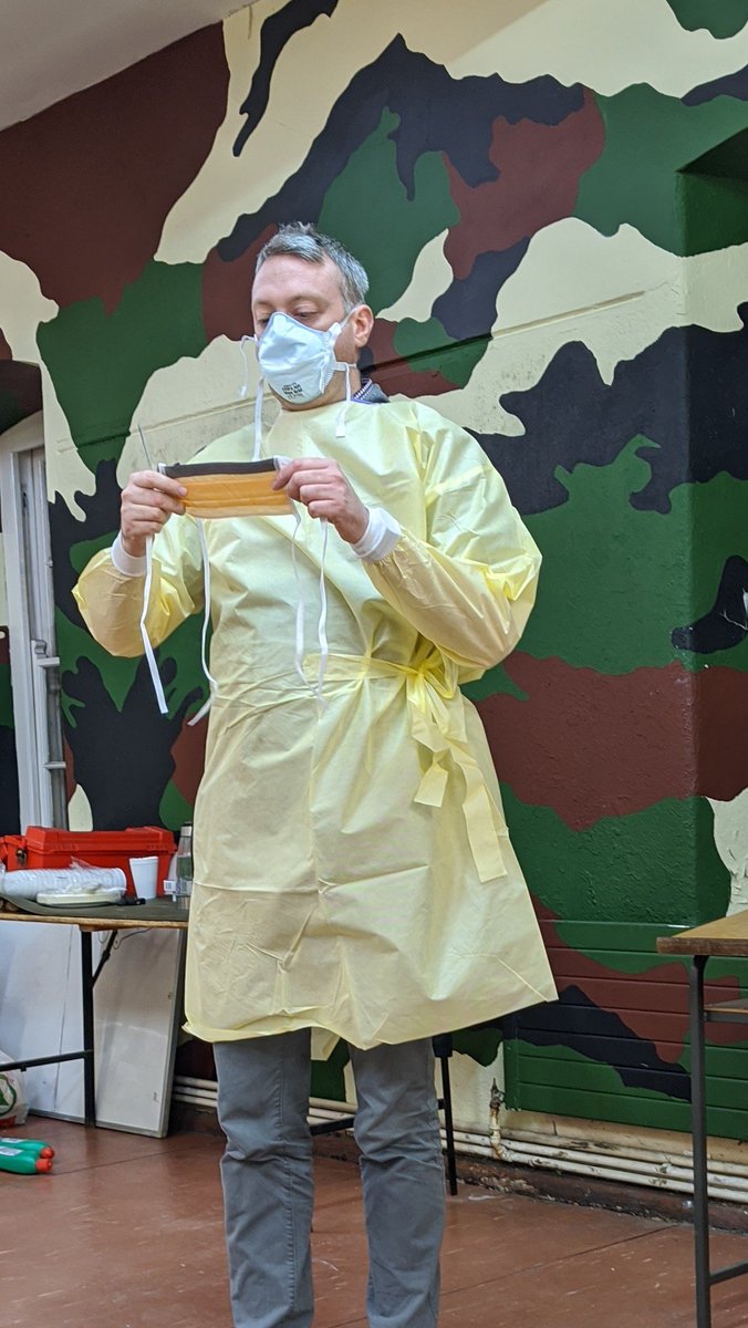 DF_Medics's tweet image. Cpl. Colm Kerr (@dfreserve),  Infectious Diseases Specialist Registrar, St.James&apos;s Hospital, instructs PDF and RDF @DF_Medics personnel on the donning and doffing of PPE. Army Reserve playing it&apos;s part in supporting the PDF to fight #COVID19