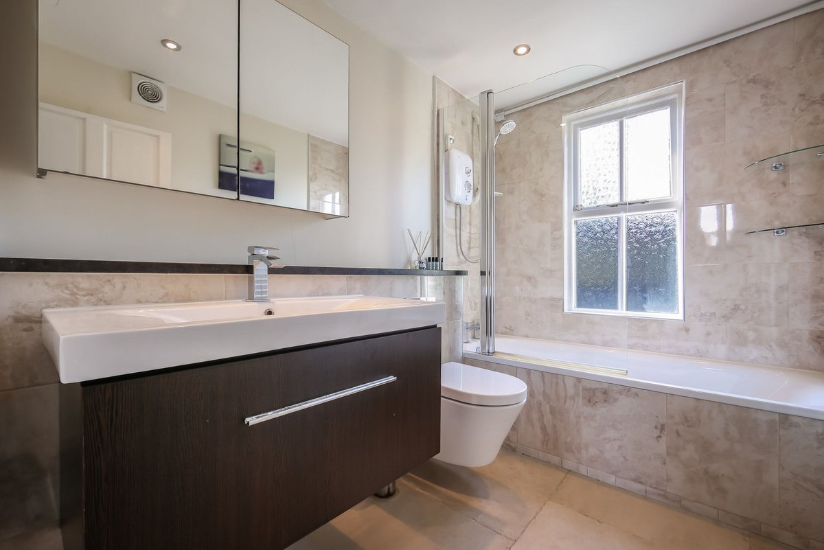lt_worcester's tweet photo. Victorian terraced property comprising of kitchen,  W.C, utility area, reception, 1 bed with Balcony, bath, 2 further beds &amp; garden. transport links nearby Bow Road, Bow Church &amp; Mile End stations.
visit https://t.co/luRbLVPiOP #ForSale #London #Property #E3 https://t.co/r3SOd1G7Wa