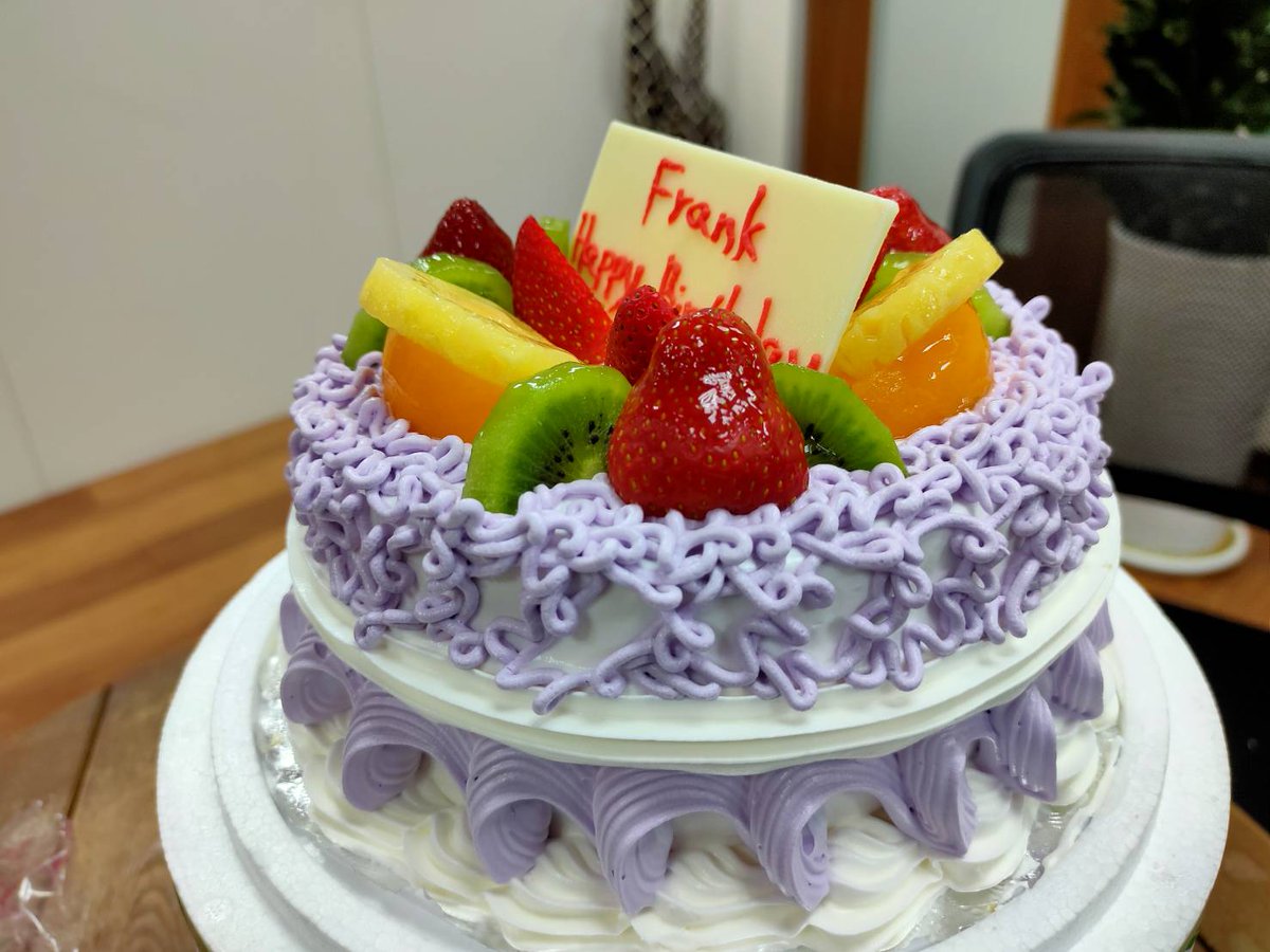 台湾旅行情報ガイド 台北ナビ En Twitter 今日のおやつ お誕生日のお祝いを会社で行いました ケーキは台湾人が大好きなタロイモケーキ をチョイス 中にはプリンが入っていますよ タロイモ プリン ケーキ カラフルケーキ お誕生日おめでとう 生日快樂