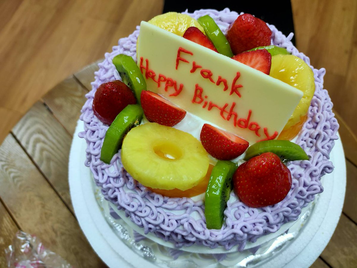 台湾旅行情報ガイド 台北ナビ 今日のおやつ お誕生日のお祝いを会社で行いました ケーキは台湾人が大好きなタロイモケーキ をチョイス 中にはプリンが入っていますよ タロイモ プリン ケーキ カラフルケーキ お誕生日おめでとう 生日快樂