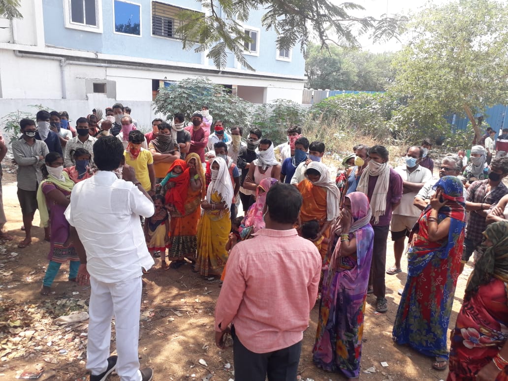 ItsMeAkhilPatel's tweet image. Today our respected manikonda muncipality chairman sri kasturi narender garu and counselors has been educated daily wage workers in muncipality on covid 19 and how it be reduced by social distancing #someclips  @JITHU4U33 @KTRTRS @VikramVelmala @KVishReddy @kasturinarender