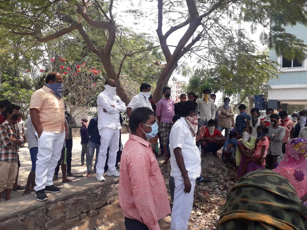 ItsMeAkhilPatel's tweet image. Today our respected manikonda muncipality chairman sri kasturi narender garu and counselors has been educated daily wage workers in muncipality on covid 19 and how it be reduced by social distancing #someclips  @JITHU4U33 @KTRTRS @VikramVelmala @KVishReddy @kasturinarender