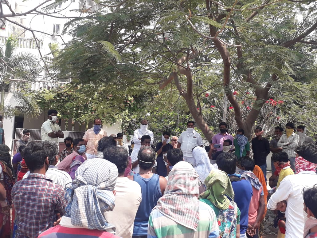 ItsMeAkhilPatel's tweet image. Today our respected manikonda muncipality chairman sri kasturi narender garu and counselors has been educated daily wage workers in muncipality on covid 19 and how it be reduced by social distancing #someclips  @JITHU4U33 @KTRTRS @VikramVelmala @KVishReddy @kasturinarender