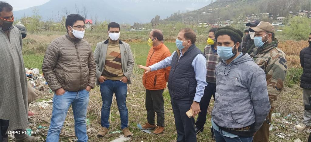McGanderbal's tweet photo. DC Ganderbal along with officers from Municipal Council Ganderbal, Tehsildar Ganderbal Visited Bus Stand Beehama Ganderbal.
@wanimajid14 @EhsaanYousf1 https://t.co/zDyFuW3Eix