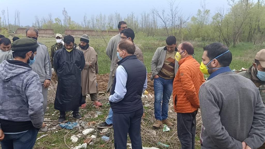 McGanderbal's tweet photo. DC Ganderbal along with officers from Municipal Council Ganderbal, Tehsildar Ganderbal Visited Bus Stand Beehama Ganderbal.
@wanimajid14 @EhsaanYousf1 https://t.co/zDyFuW3Eix