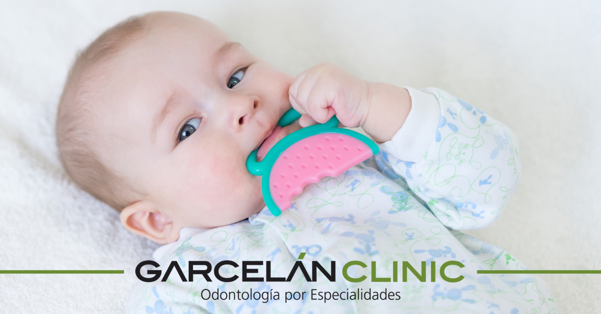 GarcelanClinic's tweet photo. ¿Sabías que es conveniente limpiar las encías de los bebés desde que nacen? Te explicamos más sobre esta y otras cuestiones alrededor de la #SaludDental de los más pequeños: https://t.co/wOAMDHPVC9 https://t.co/gyQaQVLgI1