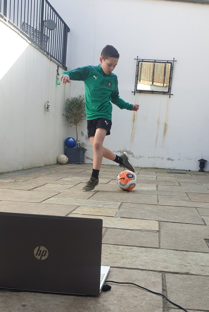 A fab coaching session run by <a href="/PAFCAcademy/">Plymouth Argyle Academy</a> this morning for the Under 9's. Non contact training keeping the boys motivated, active and smiling. Well done coaches. 👏
#IsolationLife #pafc #thinkoutsidethebox #alwaysagreen