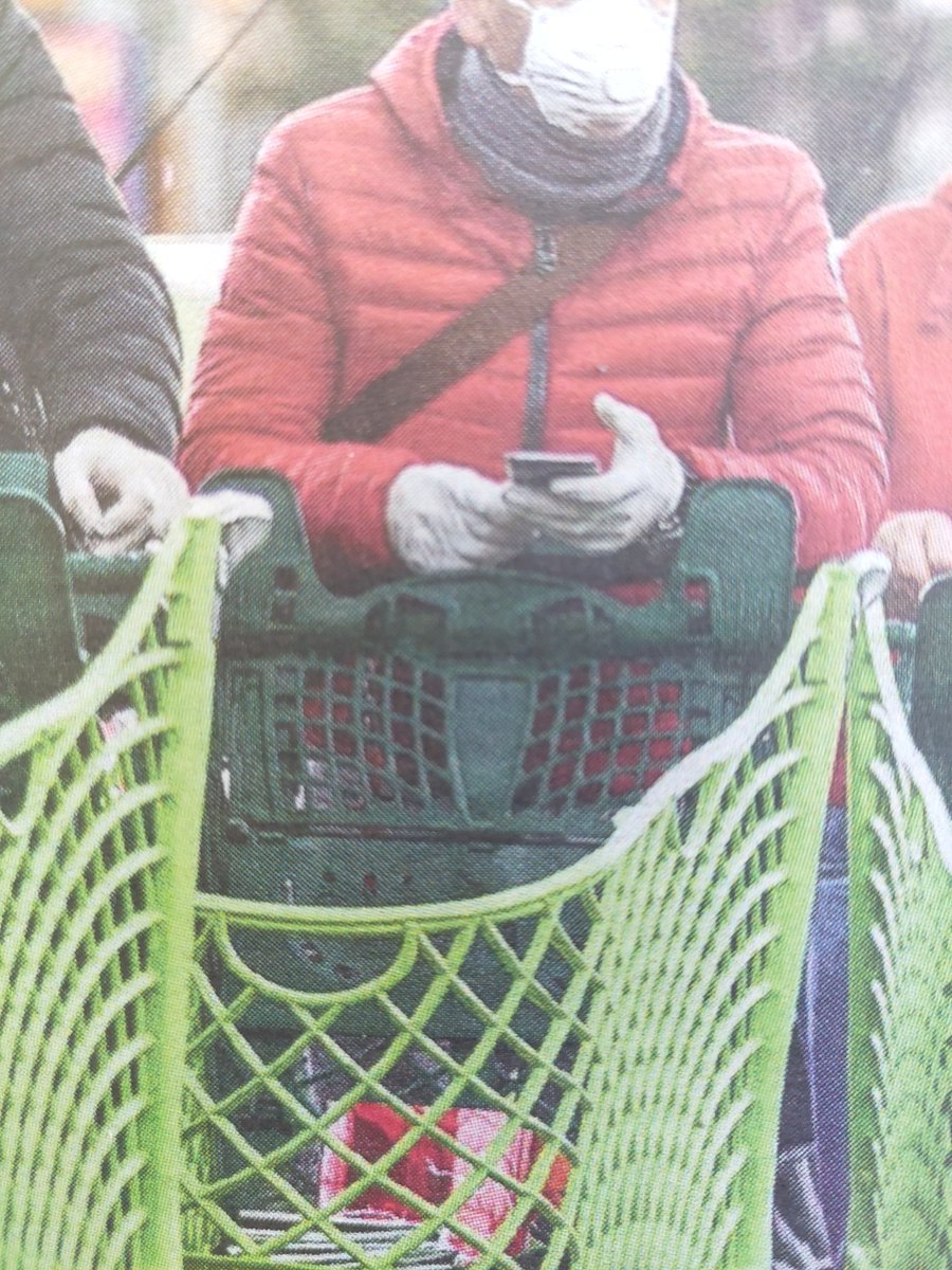 PeterBoek1's tweet photo. @zondagmetlubach ik maak me zorgen als arts over het gebruik van handschoenen en mondkapjes. Smartphone vasthouden met vieze handschoenen en daarna thuis zonder = gevaarlijk (Foto uit NRC). Mensen moeten hier uitleg over krijgen. #coronavirusNederland https://t.co/biguesvhzE
