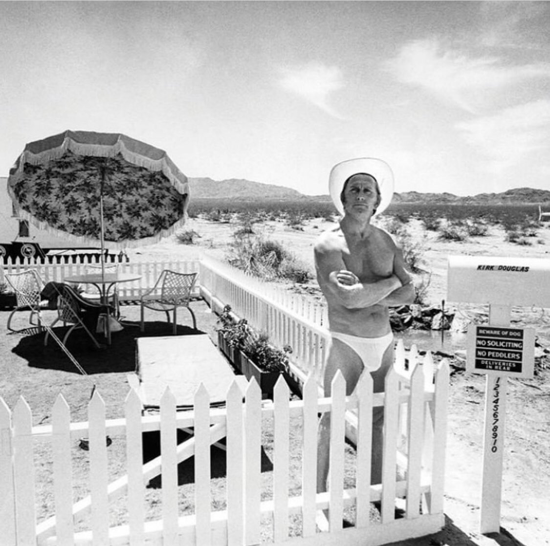 Finalement ... le confinement #COVID19france on s'y fait bien!!! Un bon slip et un Stetson blanc ... ou plutôt le contraire 🤠🩲🤟... Hé hé 🤪💨, ben la reprise va être plus compliqué que prévu !!! 
Trop hâte de vous revoir 😘❤️❤️❤️