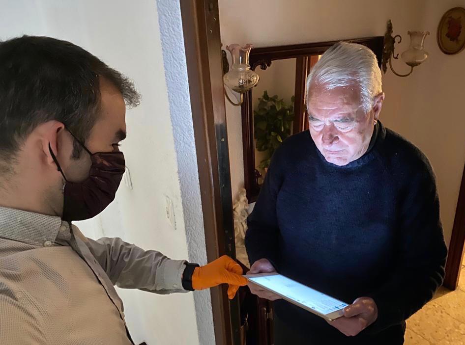 Ayto_Teruel's tweet photo. El Ayuntamiento de #Teruel colabora con @caixabank y @embou_masmovil para que los mayores puedan realizar videollamadas con sus familiares

·Los voluntarios de ‘Aislados, pero no solos’ les ayudarán con las tabletas donadas por CaixaBank y las tarjetas de datos de Embou https://t.co/Ke1IG5DC1K