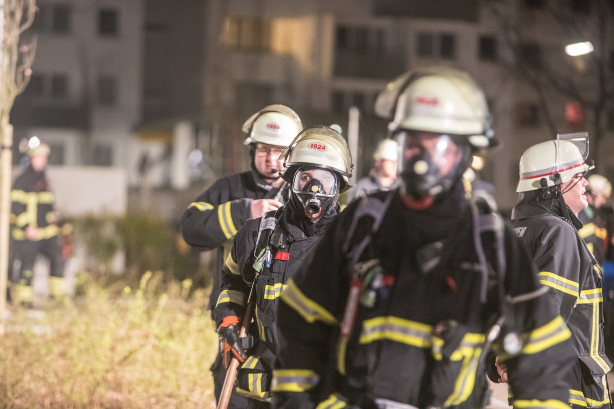 BlaulichtN's tweet photo. Schrecksekunde für einige Anwohner eines Mehrfamilienhauses in Hamburg-Osdorf.
Gegen 22:30Uhr drang plötzlich dichter schwarzer Brandrauch aus dem Keller ins Treppenhaus. Mehrere Anwohner riefen daraufhin die Feuerwehr.
Diese #FEU2Y #Feuerwehr #FFLu https://t.co/TVrWppuGsk https://t.co/frJmvFzTqp