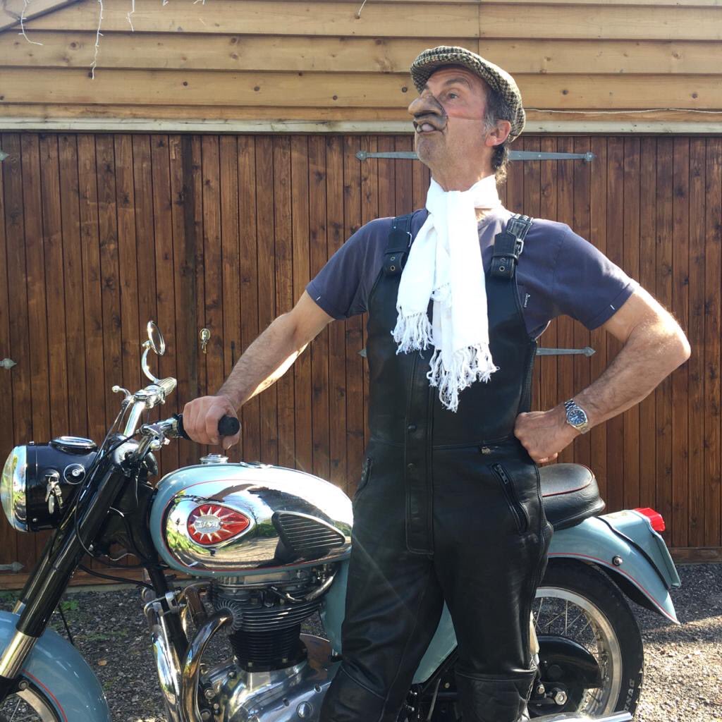 toby_sedgwick's tweet photo. Introducing Bernard Knowes - Actor/Writer: Toby Sedgwick - Dir: ⁦@clareparkphoto⁩ #tobysedgwickasbernard knowes #tobysedgwick #physicaltheatre #garagelife #storytelling #vintagebike #bsa https://t.co/Zsdl7CfmG9