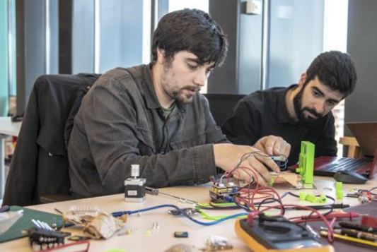 We_Madrid_'s tweet photo. 👏Iniciativas de empresas tecnológicas en @LaNaveMadrid para frenar el #COVID19
#loquehagafaltaporMadrid

▪️@Ayudame3D está impriendo máscaras protectoras gratuitamente
▪️@UpDevices está creando un sistema de respiración con Hosp. #LaPaz
👉https://t.co/fjFuFPplsZ
+empresas #Hilo https://t.co/NuLDKSjFxJ