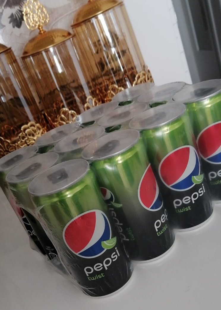 Melisoxo's tweet photo. Seni seviyorum Pepsi. En sevdiğim içecek markasından ikinci sürpriz hediye geldi. Birtanesiniz siz ❤️ @PepsiTurkiye @pepsi 

Bu arada Pepsi Twist'i kesinlikle deneyin mükemmel bir şeymiş, tadı çok çok mükemmel ve hafif. https://t.co/UMbpuPs3v8