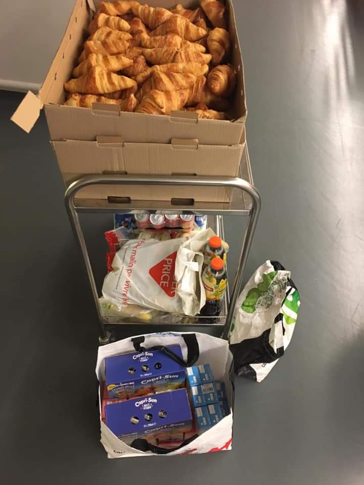 Co_Ultras_Paris's tweet photo. Livraison et distribution de petit déjeuner (200 viennoiseries et 100 briques de jus avec d’autres denrées alimentaires )dans les différents services spécial covid-19 de l’Hopital Simone Veil à Eaubonne , 95 Val d'Oise
#SoutienAuxSoignants #EnsemblesRestonsChezNous https://t.co/Prx5LVVTaM