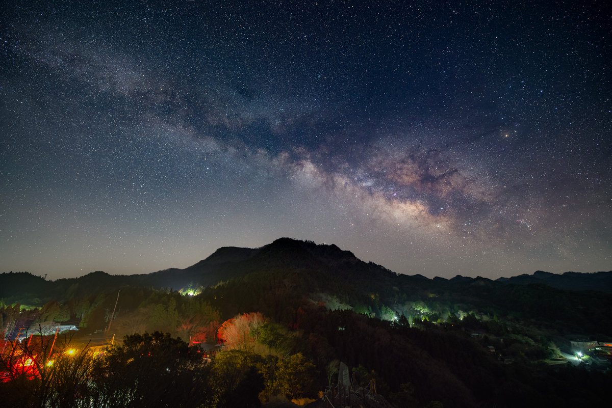 mikkun_m's tweet photo. #3月を写真4枚で振り返る
福岡で天の川撮って阿蘇で星グルして20mm試してたら火球写ってた3月だったなー。 https://t.co/bGwFKz11ol
