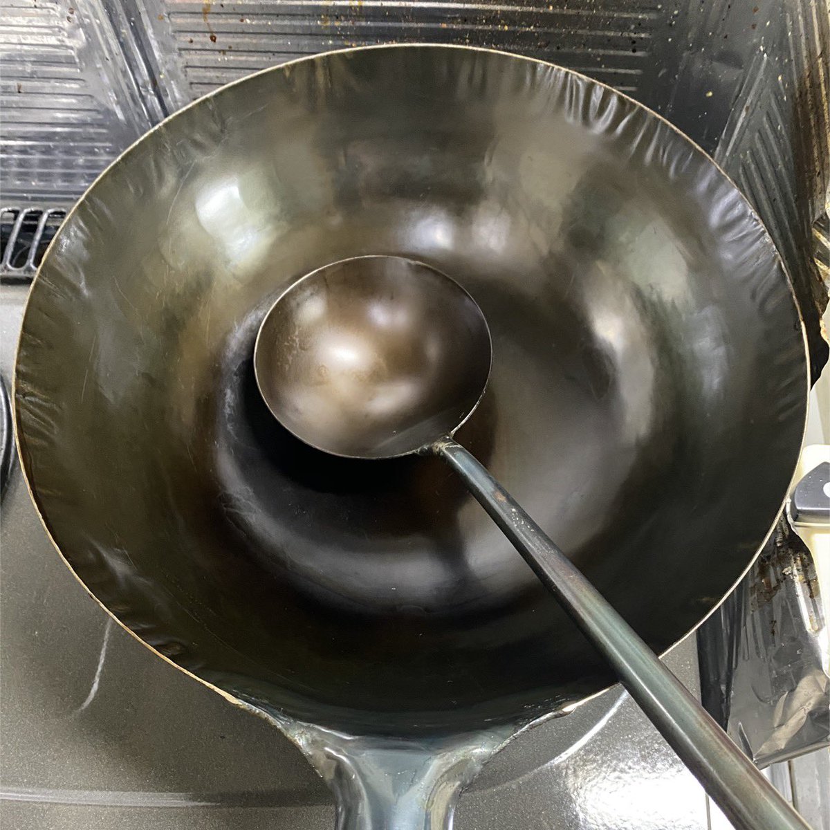 山内健嗣 V Twitter 届いた中華鍋と中華お玉の錆び止めを取り除くために空焼きして 油ならしのためにクズ野菜を炒めてさっと洗って拭いたら 届いたときとは全く変わりました なんかすごくいいぞ さてと 本日の男飯晩酌は何になるのだろうか 男子ごはん 男