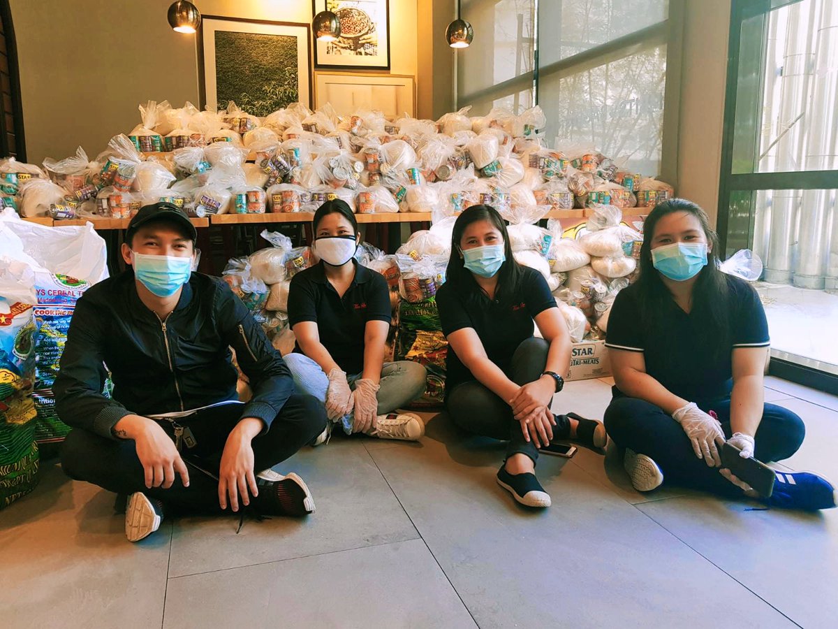 lawrencium03's tweet photo. Relief operation at Alabang Muntinlupa - β
Thank you Tim Hortons! π #TimsCaresPH #TimHortonsPH #TeamHR https://t.co/GpkrX8Sjj8