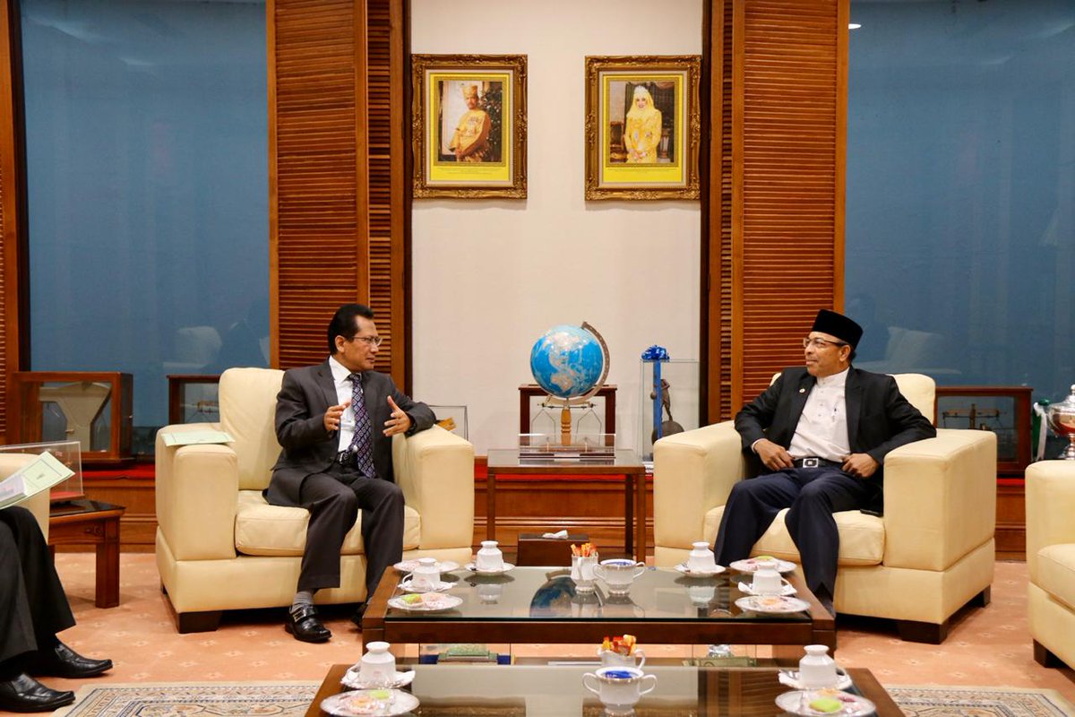 IndonesiaInBSB's tweet photo. Pada 26 Maret 2020, Dubes RI telah bertemu Menteri Pembangunan Brunei guna membahas upaya-upaya untuk mendorong peningkatan kerja sama investasi kedua negara di bidang infrastruktur 

#inidiplomasi
#rintiskemajuan https://t.co/aikZXVN3yN
