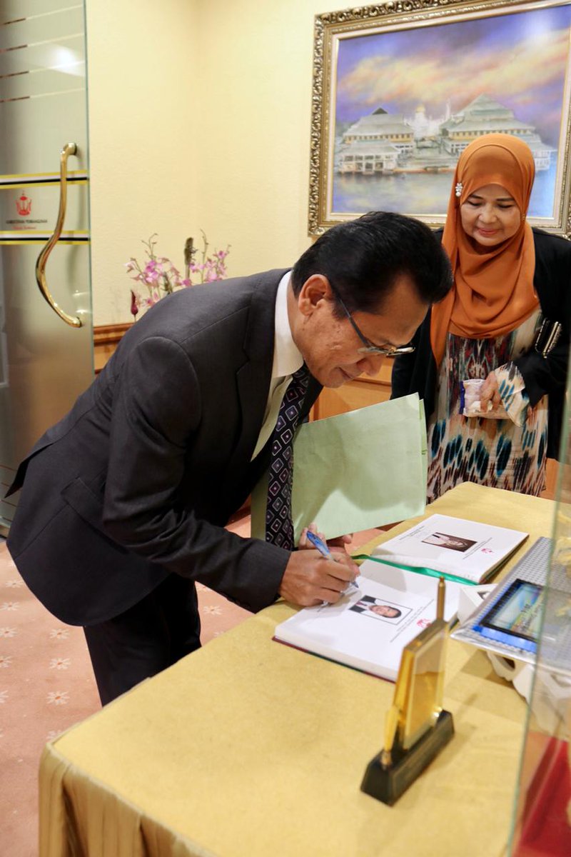 IndonesiaInBSB's tweet photo. Pada 26 Maret 2020, Dubes RI telah bertemu Menteri Pembangunan Brunei guna membahas upaya-upaya untuk mendorong peningkatan kerja sama investasi kedua negara di bidang infrastruktur 

#inidiplomasi
#rintiskemajuan https://t.co/aikZXVN3yN
