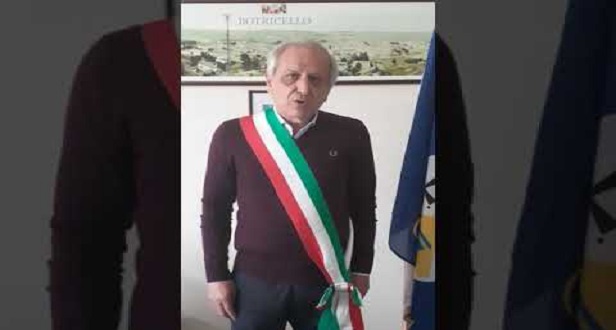 EcodelloJonio's tweet photo. #Botricello: il sindaco medico Michelangelo Ciurleo riprende il camice - #MediciVolontari #MichelangeloCiurleo #SindacoMedico - https://t.co/LxSuwDensB - #ecodellojonio https://t.co/tY71gG8YeE