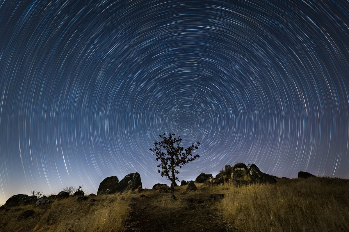 mikkun_m's tweet photo. #3月を写真4枚で振り返る
福岡で天の川撮って阿蘇で星グルして20mm試してたら火球写ってた3月だったなー。 https://t.co/bGwFKz11ol