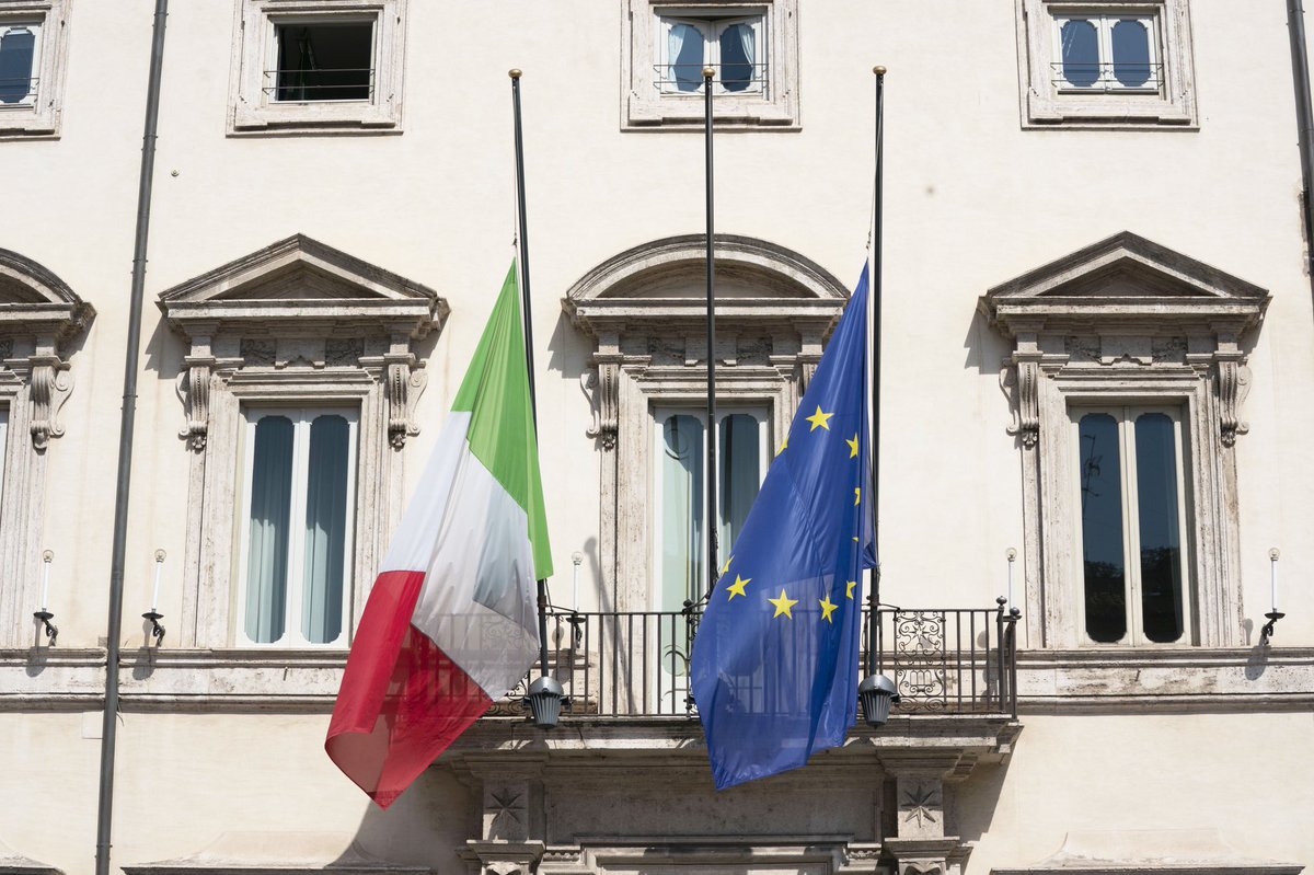 Oggi le bandiere italiane in tutti gli uffici pubblici sono esposte a mezz'asta in segno di lutto e vicinanza ai familiari delle vittime del #coronavirus e come segnale di partecipazione collettiva al cordoglio delle comunità più colpite