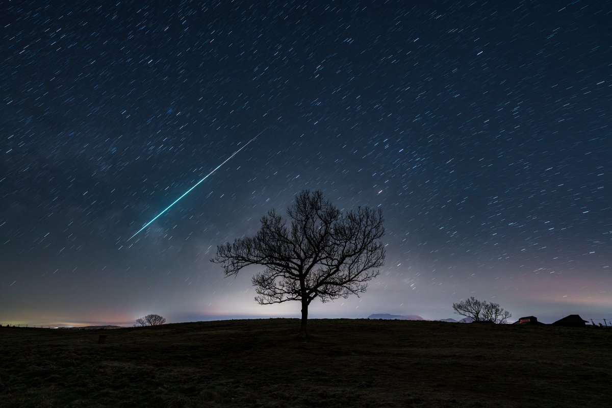 mikkun_m's tweet photo. #3月を写真4枚で振り返る
福岡で天の川撮って阿蘇で星グルして20mm試してたら火球写ってた3月だったなー。 https://t.co/bGwFKz11ol
