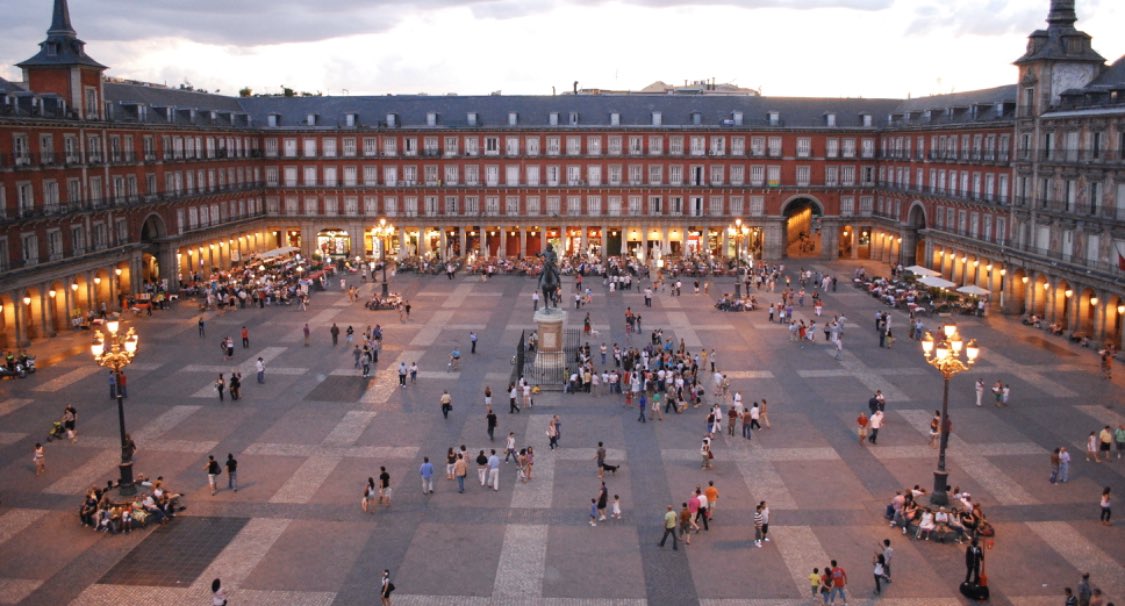 AlexGLopezPerez's tweet photo. Hoy se ha hecho un operativo conjunto para ofrecer recursos a las #personassinhogar de #PlazaMayor
Más de la mitad han accedido a recursos d Ayuntamiento de @MADRID, gran parte de los hombres, todas las mujeres que había, y una persona con sus perros ha accedido a plaza con ellos https://t.co/venpARStys