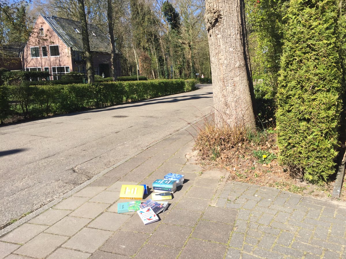 we hadden wat uitgelezen boeken op de stoep gezet
neem mee! 
stond er op het bijgevoegde briefje