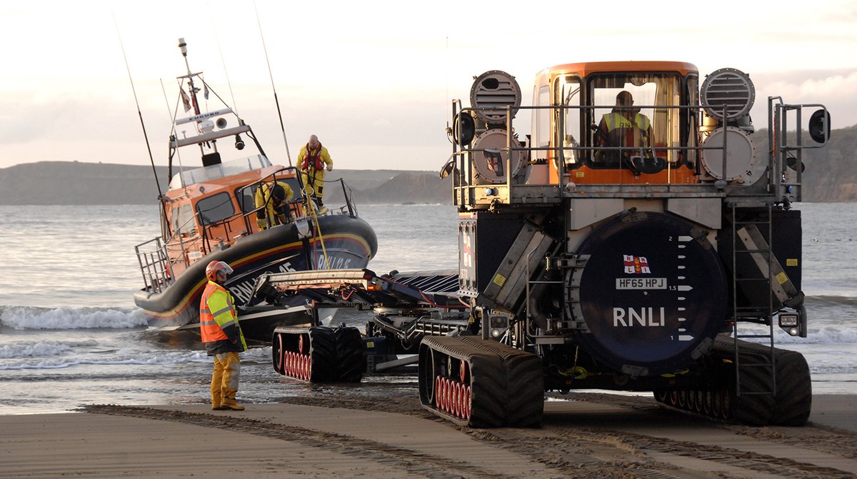 ScarboroughRNLI's tweet photo. Scarborough @RNLIβs all-weather Shannon lifeboat launched in the early hours this morning when a net snared a fishing boatβs propeller. Details: https://t.co/FgUw8rZZbC https://t.co/hHbp1PWWHu