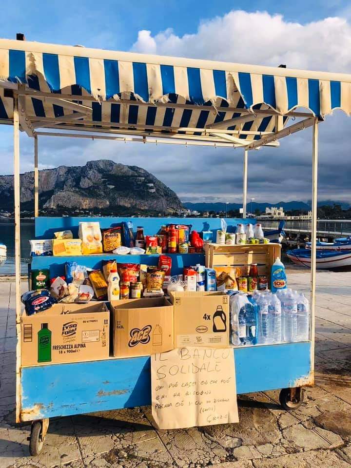 LeolucaOrlando1's tweet photo. Una bellissima immagine di umanità e solidarietà da #Palermo . A Mondello, la nostra più famosa località balneare, quello che una volta era e che tornerà ad essere il banco dei cedri, è diventato il banco della solidarietà.  #COVID19italia https://t.co/MUKyH3MqsC