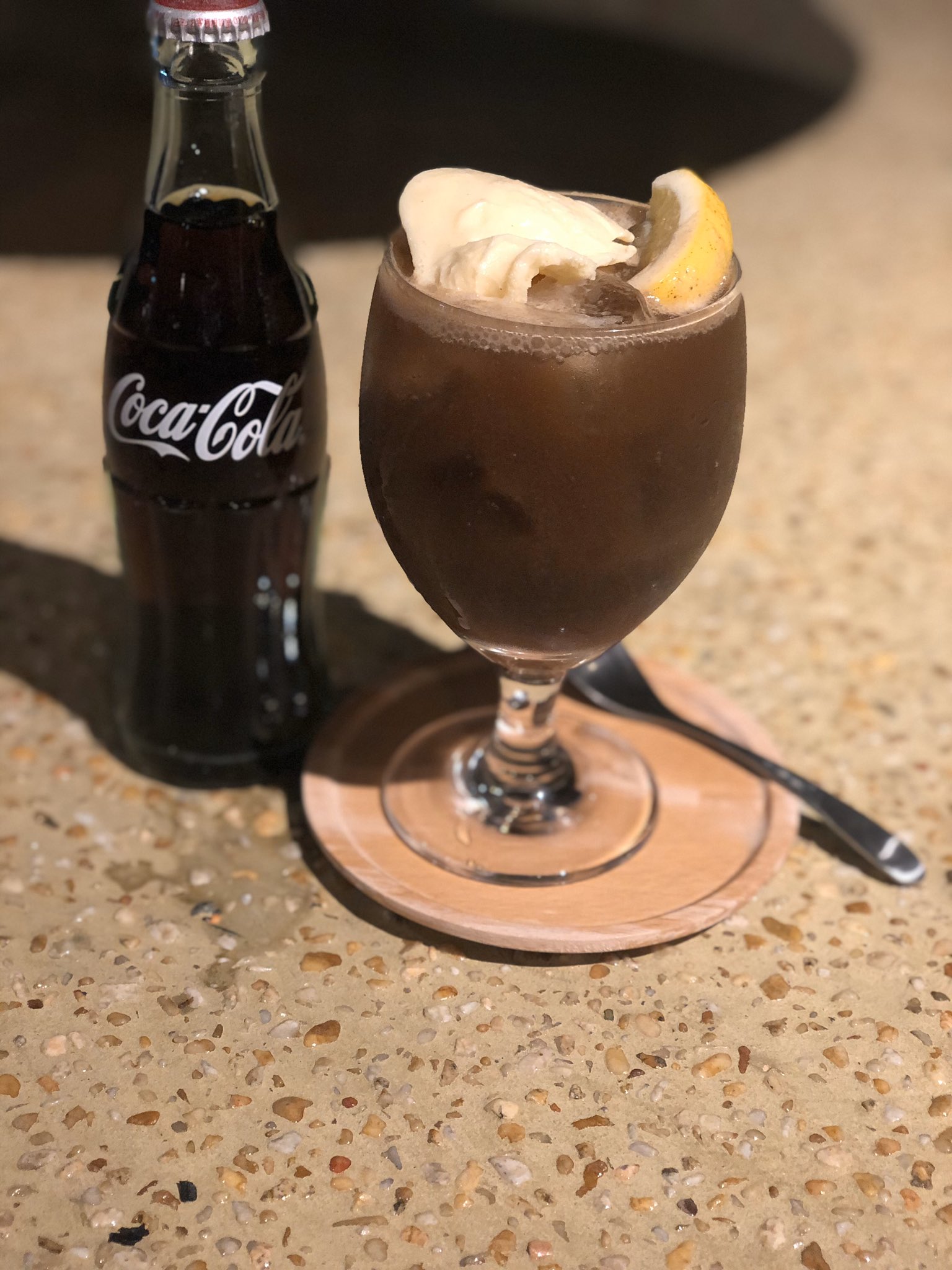 A Moment恵比寿 コーラフロートなるものを始めます 濃厚バニラアイスがこりゃまた美味しい 無農薬レモンがスッキリ感も与えてくれるのがgood コーヒーフロートも同時に開始ですよー 是非どうぞ 営業時間 13 00 24 00 シーシャlo 23時 Tel 03