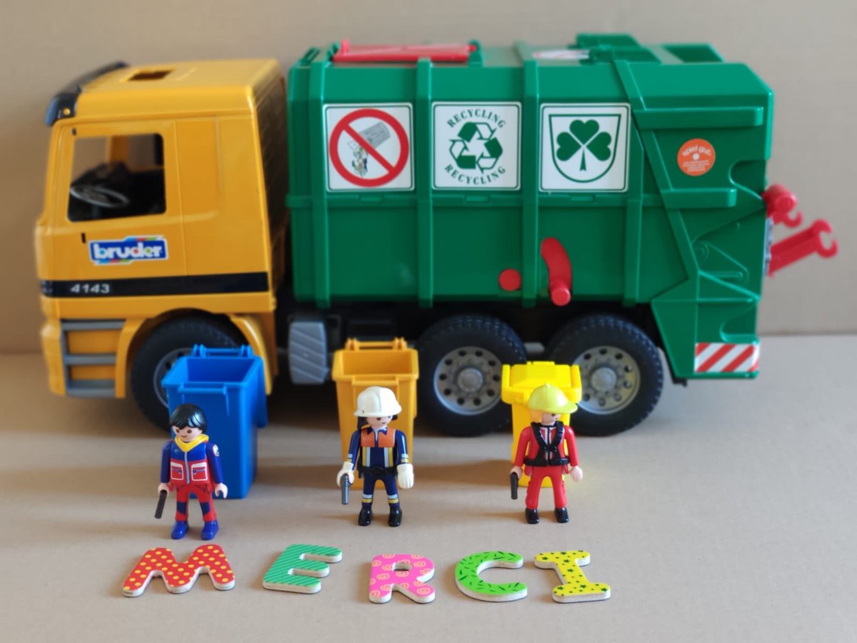 tderichebourg's tweet photo. #Merci Léonard🥰
«Bonjour Monsieur, je m’appelle Léonard, j’ai 4 ans et je veux vous dire Merci🙏🏻 pour collecter nos déchets de la maison 🏡et avec mes Playmobil, j’ai donner des pistolets aux éboueurs pour tuer le virus🦠..je vous aime 🥰 dites le aux éboueurs. 🚛 !!!» #COVID19 https://t.co/ekJ0urEw1G