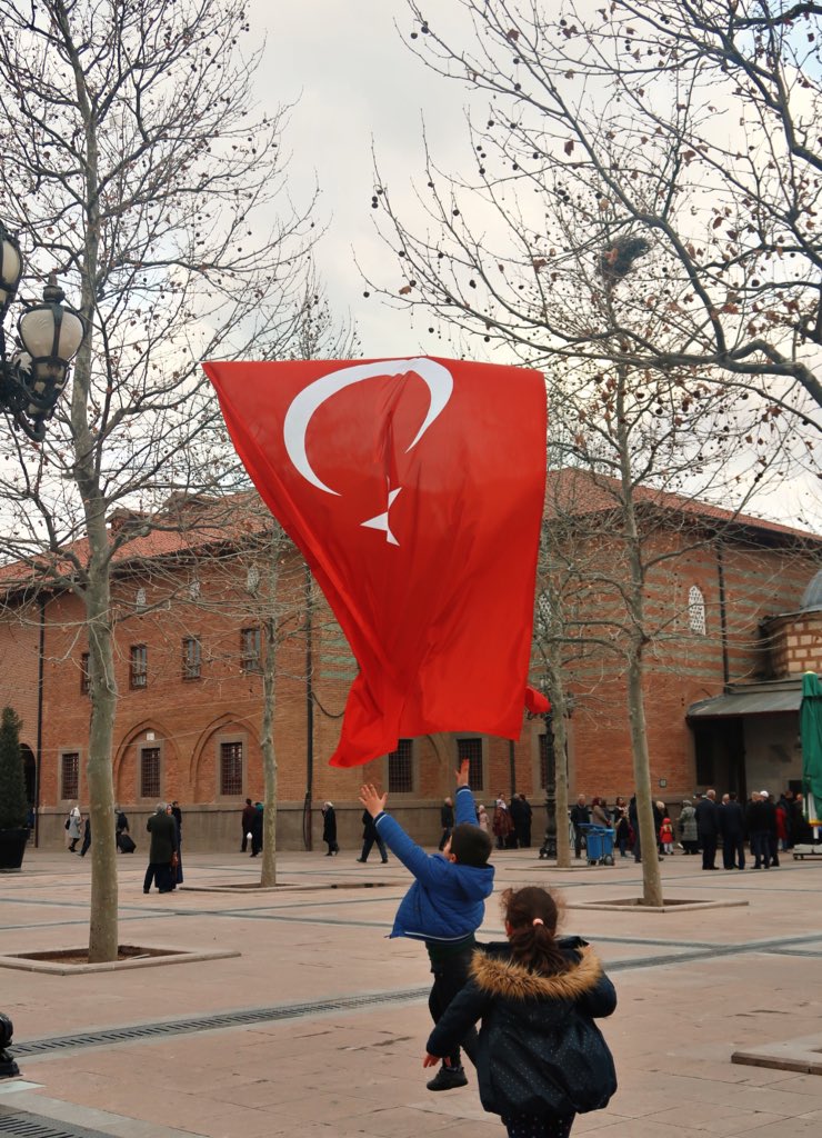 “Sen çok güzelsin Türkiye, eşin benzerin yok senin. Bir gönül yüceliği, büyük bir duasın sen. Sana hep inandım, vatan senin o koca kalbindir.”
Kemal Sayar

Hacıbayram-ı Veli Camii.