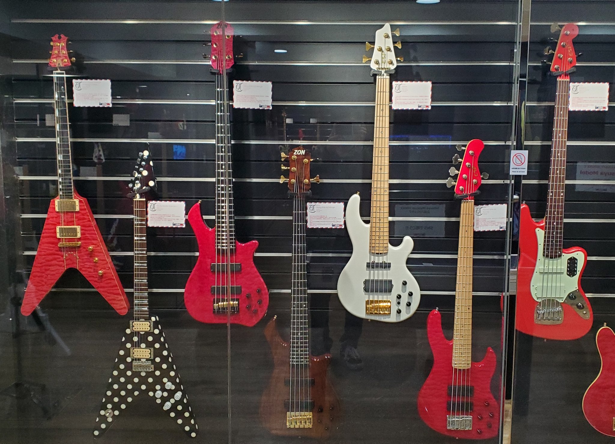 تويتر ゆう ラルク30th على تويتر Tetsuya Museum Mmxx 画像左から Elt W Neck Elt W Neck Elt V Elt Fretless Elt Elt Elt Elt Elt Elt Tetsuyamuseum T Co B5hsynltuv