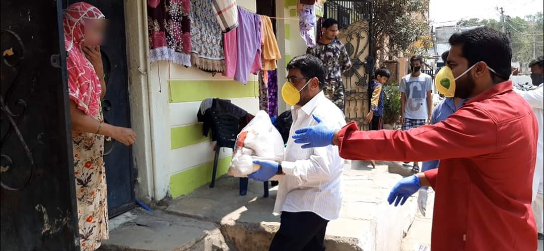 Md_MajidHussain's tweet photo. On the Instructions of #AIMIM President @asadowaisi AIMIM Nampally MLA @ImJaffarHussain with Ex Mayor Hyderabad Majid Hussain distributed Ration Kits today at #Hasham_Ali_Compound #First_Lancer under Ahmed Nagar Division Nampally Constituency to help the lockdown affected people https://t.co/wLvYn7Rn5I
