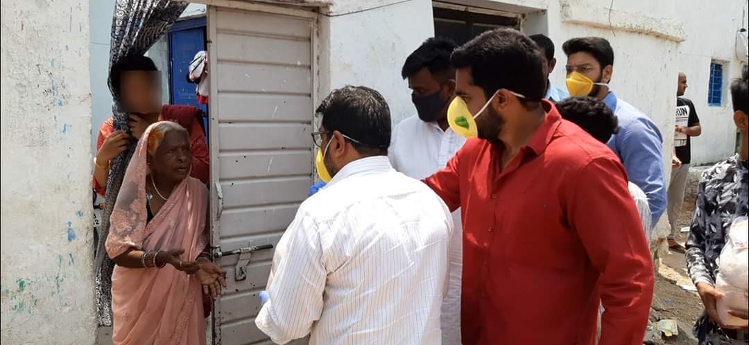 Md_MajidHussain's tweet photo. On the Instructions of #AIMIM President @asadowaisi AIMIM Nampally MLA @ImJaffarHussain with Ex Mayor Hyderabad Majid Hussain distributed Ration Kits today at #Hasham_Ali_Compound #First_Lancer under Ahmed Nagar Division Nampally Constituency to help the lockdown affected people https://t.co/wLvYn7Rn5I