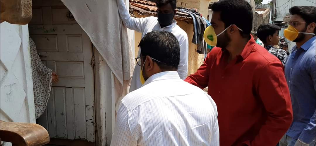 Md_MajidHussain's tweet photo. On the Instructions of #AIMIM President @asadowaisi AIMIM Nampally MLA @ImJaffarHussain with Ex Mayor Hyderabad Majid Hussain distributed Ration Kits today at #Hasham_Ali_Compound #First_Lancer under Ahmed Nagar Division Nampally Constituency to help the lockdown affected people https://t.co/wLvYn7Rn5I