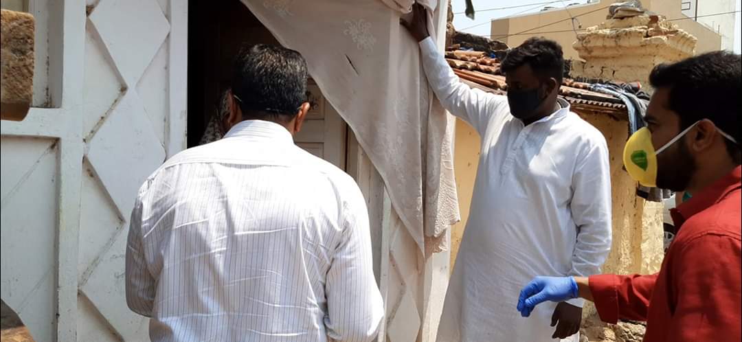 Md_MajidHussain's tweet photo. On the Instructions of #AIMIM President @asadowaisi AIMIM Nampally MLA @ImJaffarHussain with Ex Mayor Hyderabad Majid Hussain distributed Ration Kits today at #Hasham_Ali_Compound #First_Lancer under Ahmed Nagar Division Nampally Constituency to help the lockdown affected people https://t.co/wLvYn7Rn5I