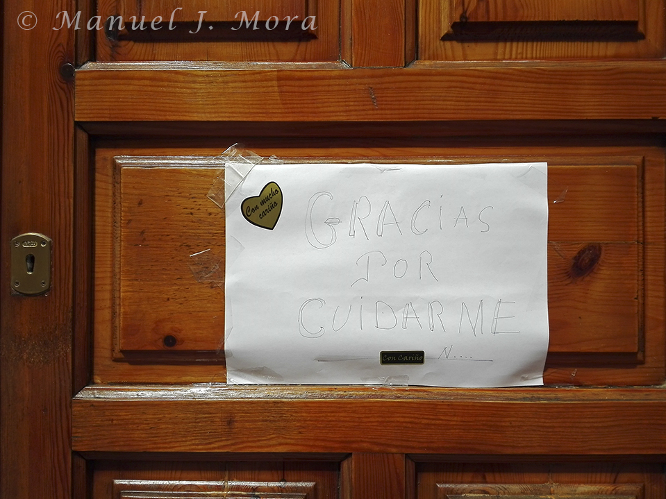 grouchomora's tweet photo. Imagen entrañable y sensible por su mensaje. 
Este virus ha hecho que la solidaridad entre las personas sea aún más palpable.
#FelizMartes #coronavirusEspana  #COVID19 https://t.co/Wg5e2imuaq
